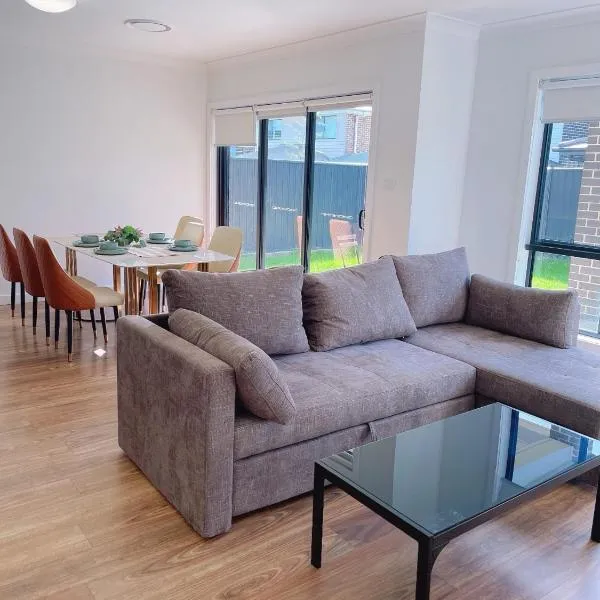 Colebee 4 Bedroom House Walk to Park and Shops, Hotel in Schofields