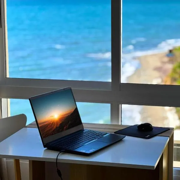 Beachfront Studio ,The View Calahonda, Panoramic Sea Views, hotel v destinácii Mijas Costa