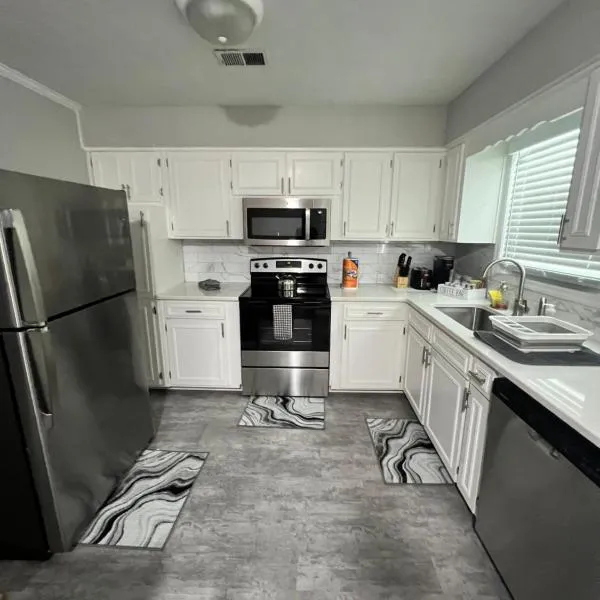 Cozy Brick Ranch Home owned and operated by an Army Soldier!!, hotel v destinaci Columbus