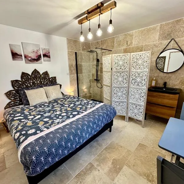 La Chambre Améthyste – hotel w mieście Saint-Laurent-dʼAigouze