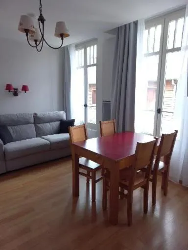 Appartement Reines des Pyrénées, T2, entier, centre Luchon, wifi, casier à skis, ascenseur, hotel v destinaci Luchon