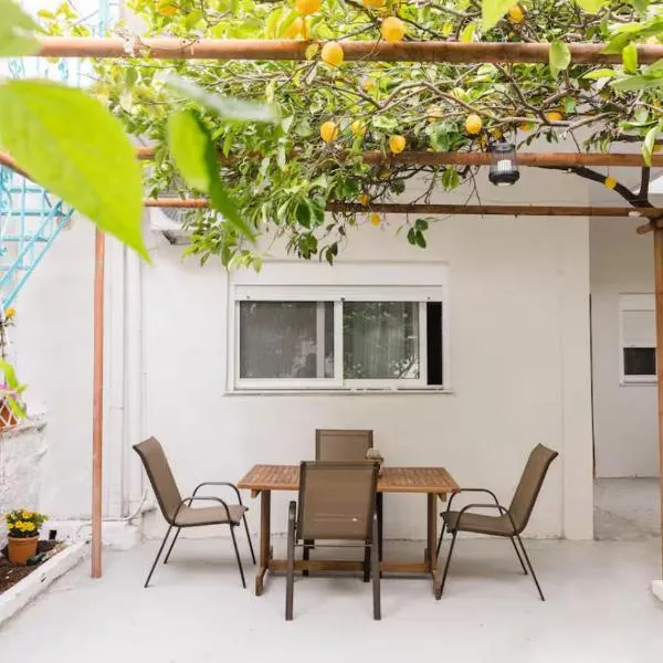 Faraí에 위치한 호텔 Lemon Garden Retreat Kalamata 2min to Beach