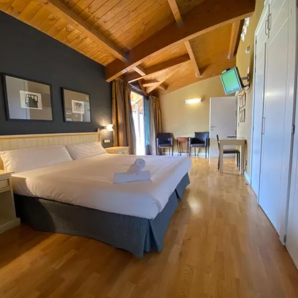 RoomRural Hotel Iru-Bide, hotel v destinaci Lumbier