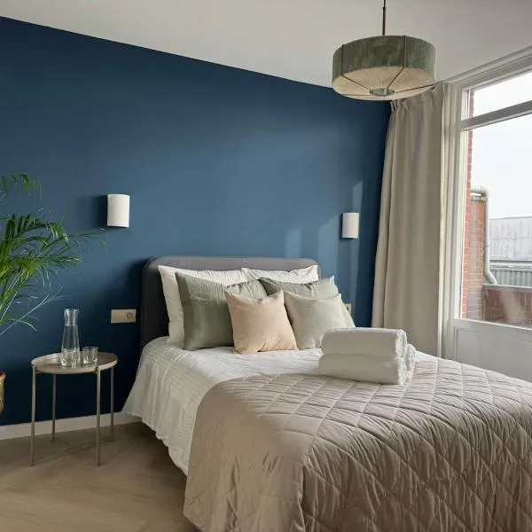 The Charming chic Garden View Den Aprt R2, hotel in The Hague