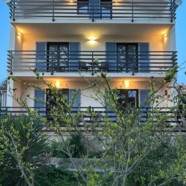 Beach House Gacina，位于罗维尼的酒店