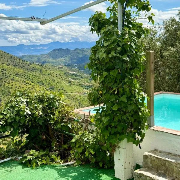 La Tahona (Cortijo Andaluz en las montañas), hotel em Almogía