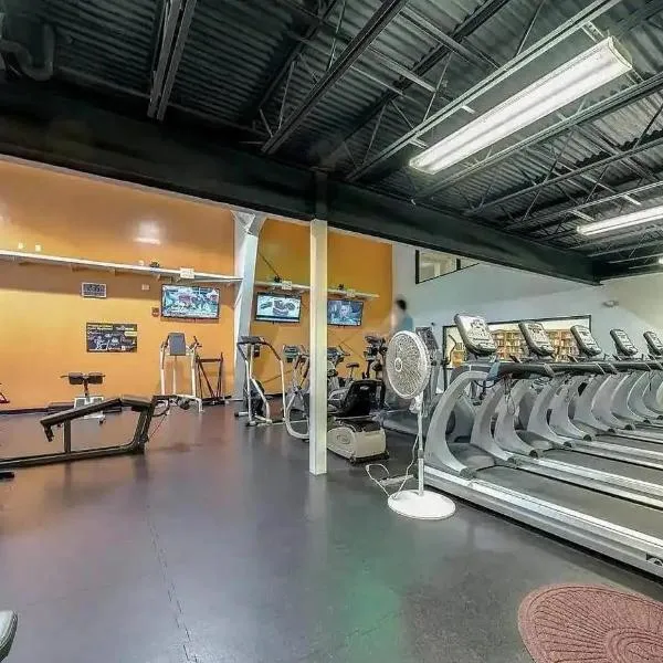 2-bedroom cabin, with a Fireplace, PS5, BBQ, fitness room, and a private hot tub, hotel en Hedgesville