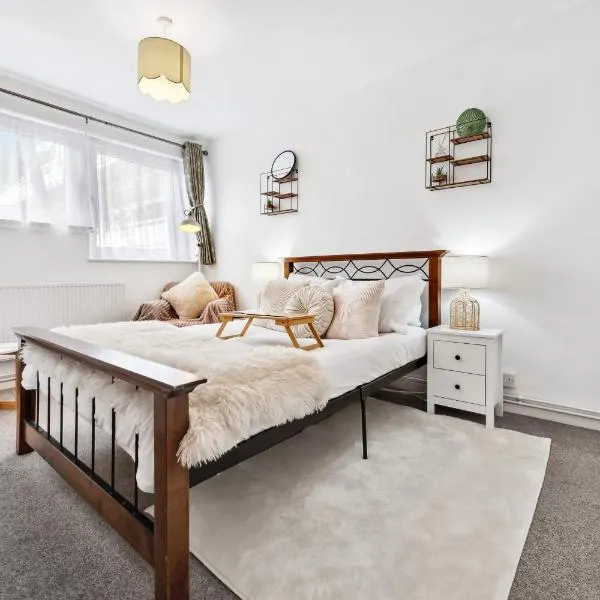 Spacious 3-Bed Apartment with Free parking & Fast Wi-Fi for contractors, Corporate & Families, hotel v Londýne
