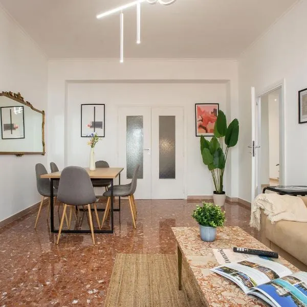 R&R-Tuscolana spacious apartment front of the Subway, ξενοδοχείο στη Ρώμη