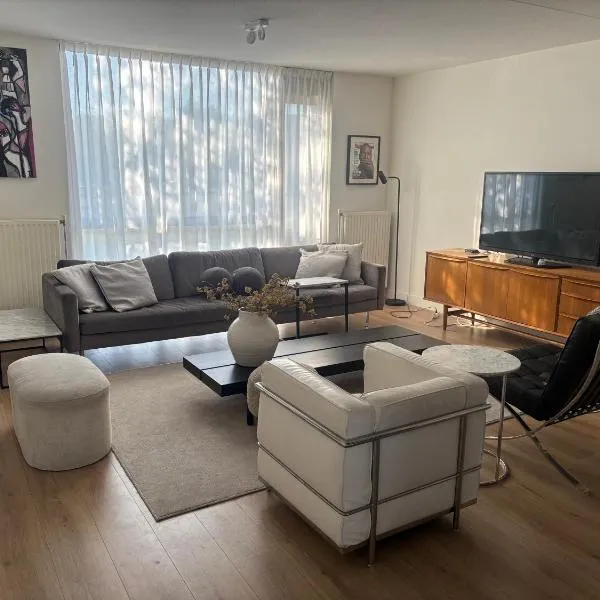 Near Amsterdam and airport, 90m2, privacy!, hotel in Hoofddorp