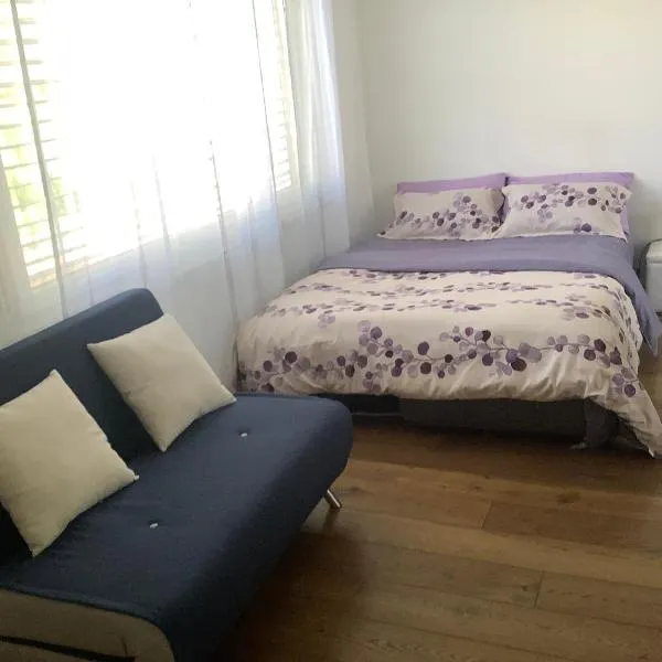 Chambre spacieuse, lumineuse et reposante, hotel v destinaci Oetwil an der Limmat