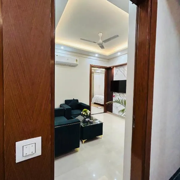 Private 1 BHK Serviced Apartments Sector 52 Near Millennium City Metro Station Gurgaon, готель у місті Ґурґаон