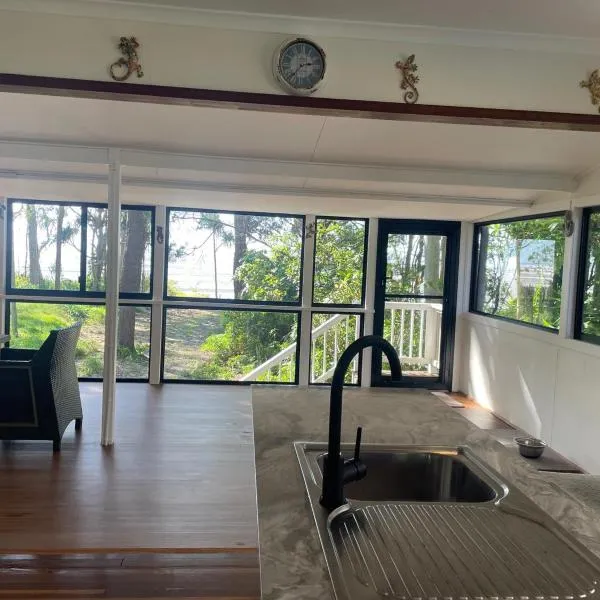 Pet friendly beachfront home- sleeps 8, hotel v destinaci Toogoom