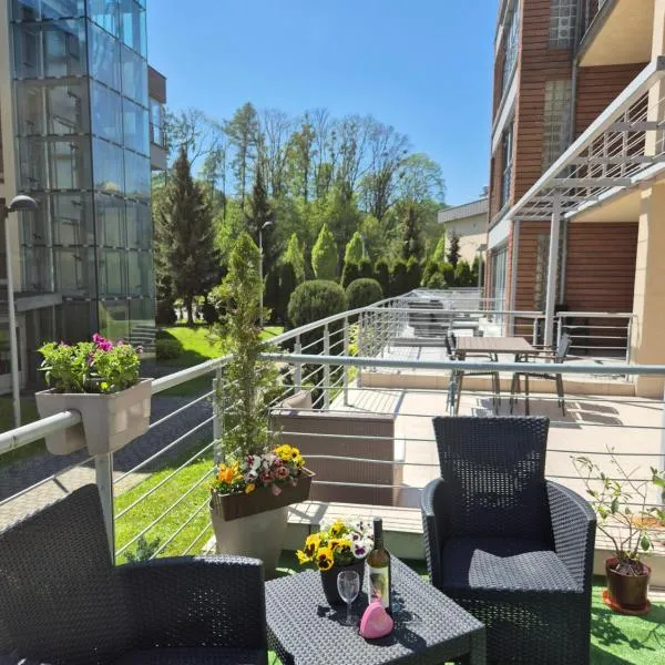 Apartament z tarasem Zeta Park, hotel in Ustroń