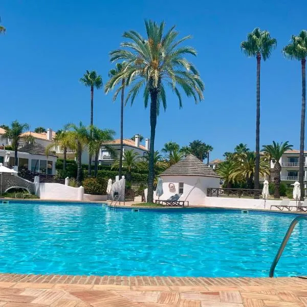 Beautiful 2 Bedroom Self Catering Apartment with Private Pool and Garden in the Encosta do Lago Resort in Quinta do Lago: Quinta do Lago'da bir otel