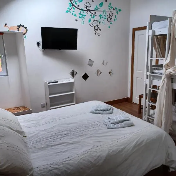 Voyage Hostel - Ensuite Family Rooms with shared kitchen, hotel v destinaci Douglas