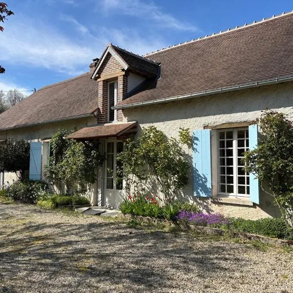 Charmant gîte arboré, hotel in Champignelles