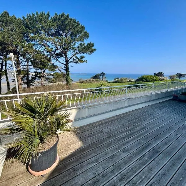 Seafront flat with indoor pool with stunning views, hotel in Plestin-les-Grèves