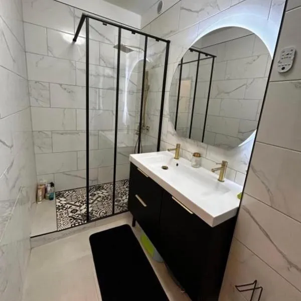 Charmante Maison T3 avec extérieur, hotel in Coursan