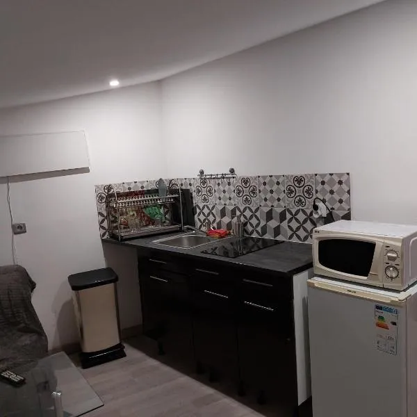 Studio à louer sur Miramas, hotel in Miramas