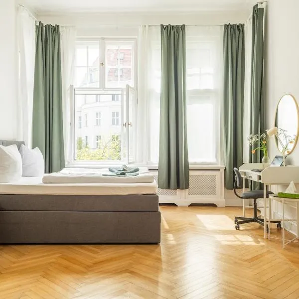 KAISER 04 by ROCKCHAIR Apartments l SUPERHOST Status l 3 Bedrooms Boxspringbeds 2 Bathrooms l Cozy Family & Business Flair 155 sqm 3 Balcony 4th Floor Elevator up to 10 guests welcomes you!, хотел в Берлин