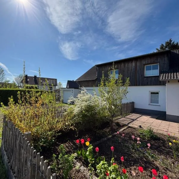 Ruhiges Lay-Haus in der Vulkaneifel, bis zu 6 Personen mit Terasse und Garten, hotel i Strohn