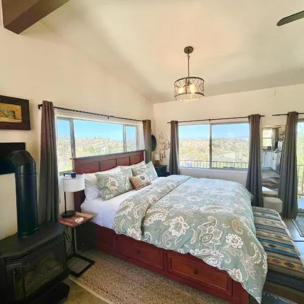 Eagles Nest Casita Luxury king memory foam bed feather pillows & duvet Amazing views, private balcony, Great location & Dog friendly, hotel in Prescott