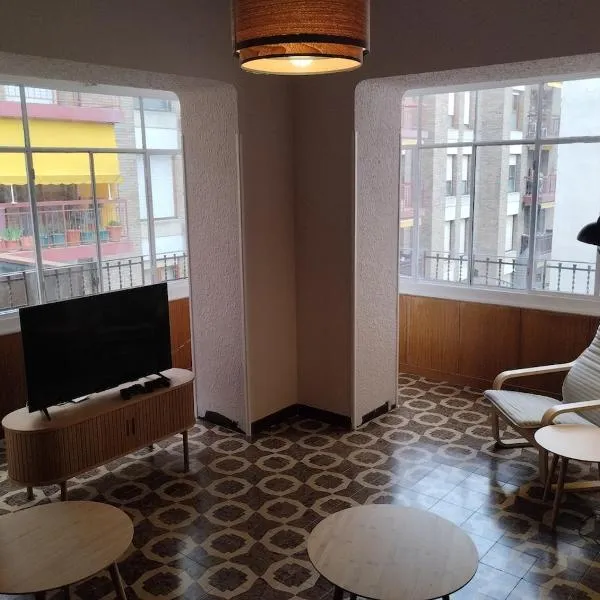 Amplio piso en casa histórica en primera planta, hotel in Sabiñánigo