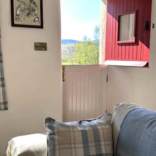 300 year old newly renovated farmhouse cottage, fast WIFI & BBQ, hotel a Gortatlea