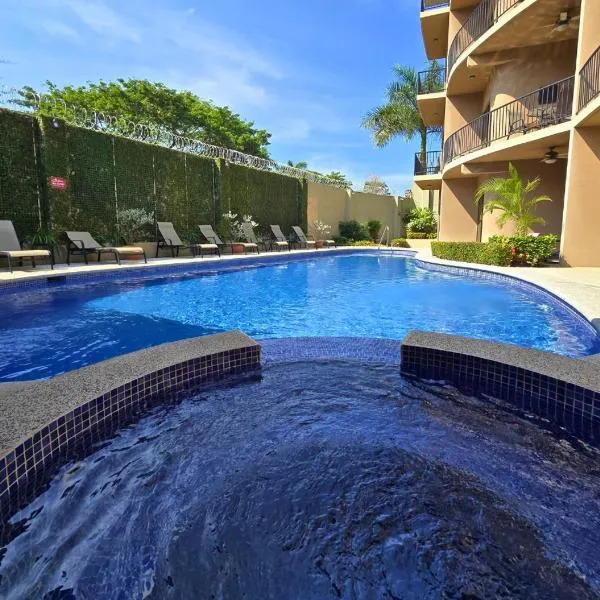 Monaco Condominiums Unit 3, Luxury 3BR Poolside Escape, Walk to Beach，位于雅科的酒店