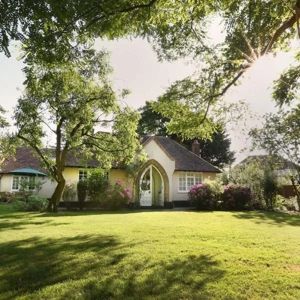 Plantagenet, A Historic Country Cottage with Pool and Hot Tub, hotelli kohteessa Boughton Aulph