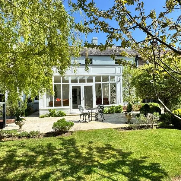 Stunning and luxurious Manor House holiday home, hotel v destinaci Broadmayne
