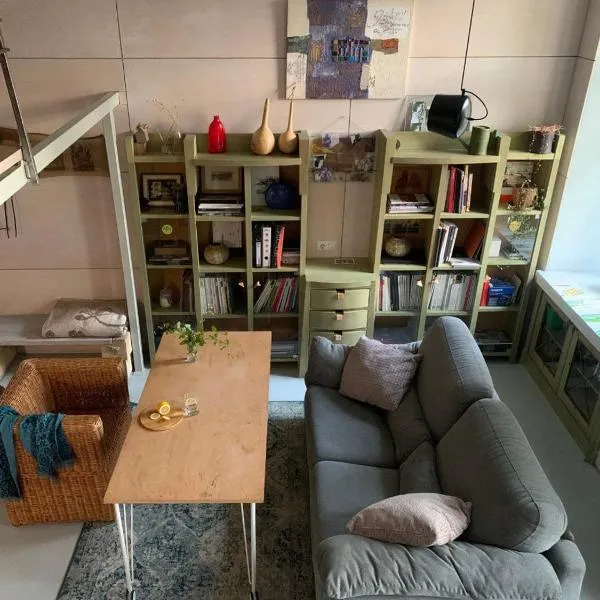 Студія з внутрішнім півповерхом., hotel in Mykolaiv