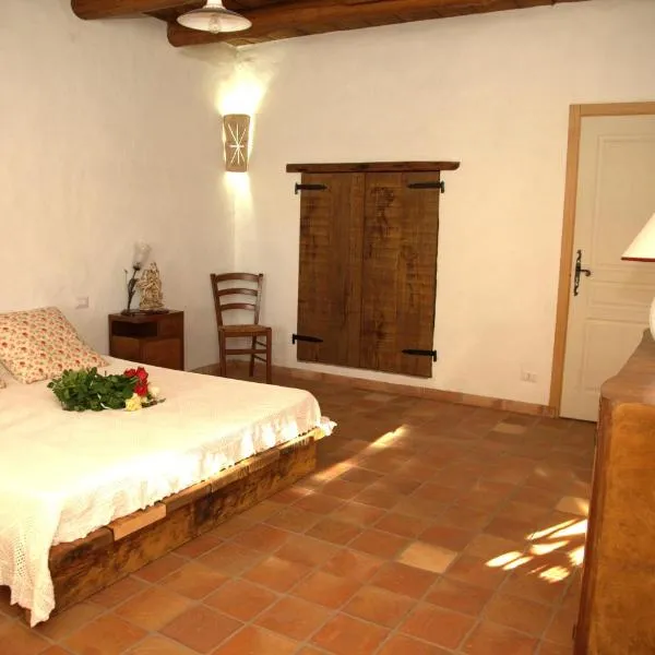 Camere DomusAntiga wifi, hotel v destinaci San Giovanni Suèrgiu