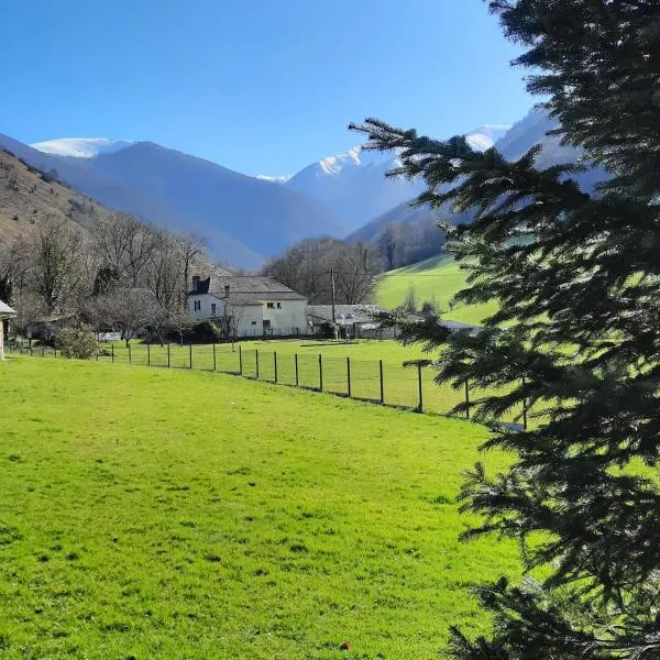Chambres d'hôtes Ferme LAPINE, hotel v destinaci Arthez-dʼAsson