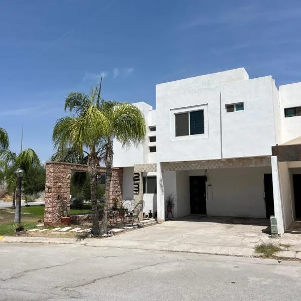 Casa completa y equipada 4 habitaciones 6 camas asador y juguetes para niños A 10 minutos de parques industriales, clínicas 71 y 16 del IMSS y del ISSSTE, hotel in Torreón
