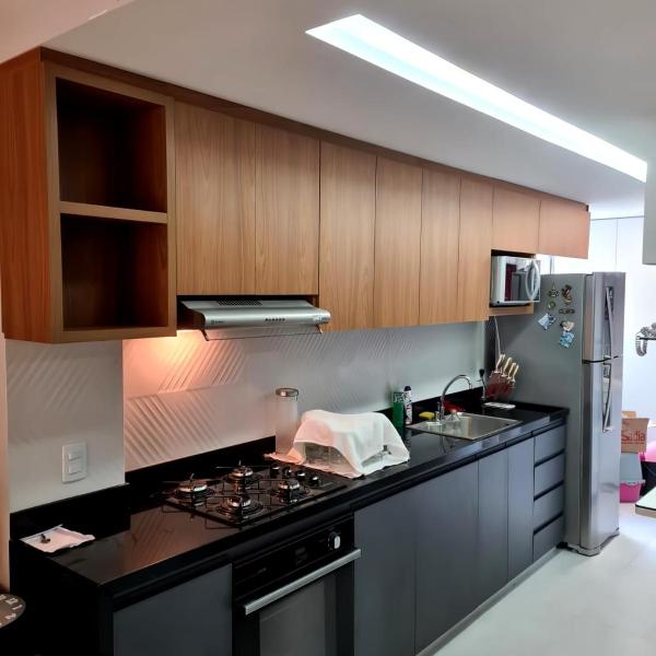 Ótima localização, varanda, quartos com ar condicionado - Foto 4
