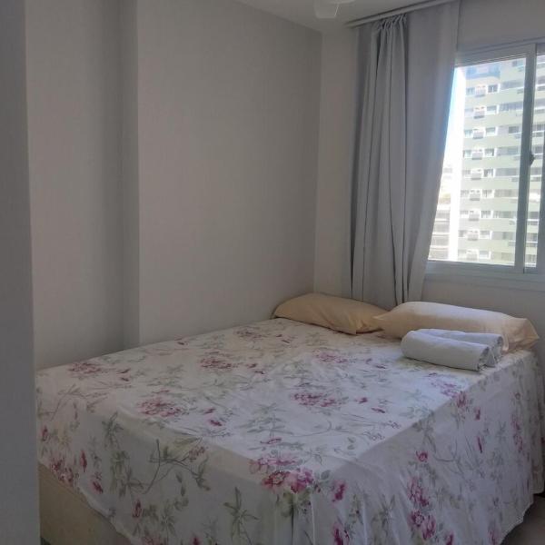 Ótima localização, varanda, quartos com ar condicionado - Foto 2
