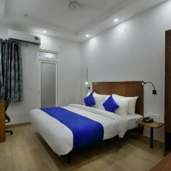 Hotel The Emporio A Corporate Suites Near Sector 62, Noida, hotel in Ghaziabad