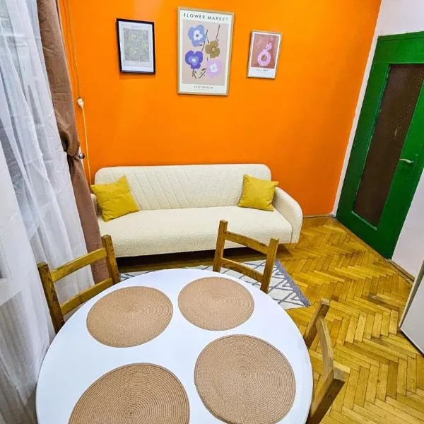 Downtown condo National Theatre, University square, hotel in Bucharest