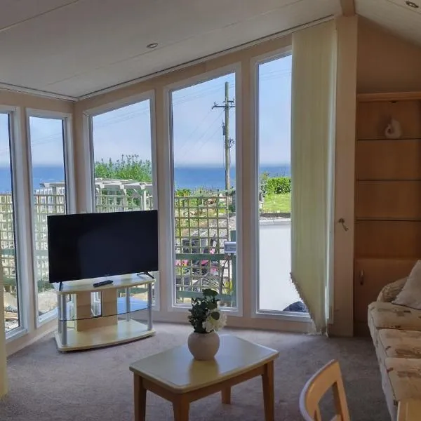 Seaside chalet in Ardmore with breathtaking views, hotel v destinaci Ardmore
