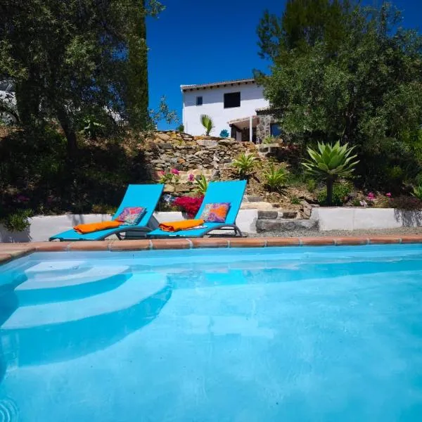 Künstlerhaus Finca Madreselva mit atemberaubenden Weitblick mit Infinitypool, kleinen Teichen und vielen Sitzplätzen in Tolox Malaga im Nationalpark Sierra de las Nieves, ideal für Entspannung, aber auch zum Wandern, hotel in Tolox