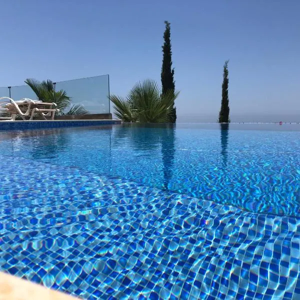 Villa Daria Kamares Tala Luxury Sea View, hotel a Paphos