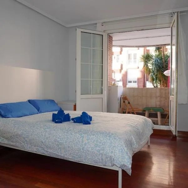 Apartamento con piscina a 100 m de la playa, hotel in Castro-Urdiales