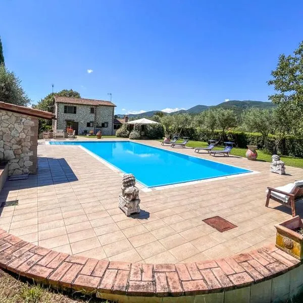 Luxury Villa with pool by Varental, hotel in Melezzole