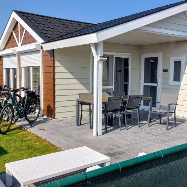 Luxe cottage met fietsen, airco & infrarood cabine, hotel in Knokke-Heist