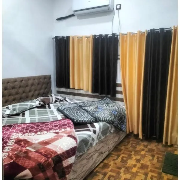 A PREMIUM HOTEL SHREE GOPAL # NIKETAN Near Sri Krishna Janmabhoomi-Mathura Railway Station - Parking Facilities - Fully Air Conditioning Hotel - A Top Rated Luxuary Hotel, Hotel in Mathura