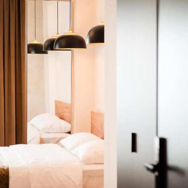 Fly&stay at George`s, hotel in Otopeni
