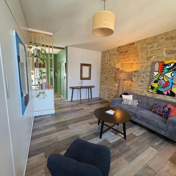 Charmant studio avec terrasse hyper-centre de Vannes à 5 min du Port et des Remparts，位于瓦讷的酒店