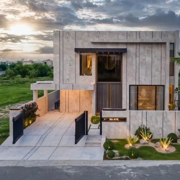 M72 Luxe 1 Kanal Modern House Phase 6 DHA Raya, Hotel in Lahore